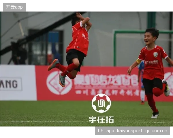 足球小将喜提联赛首球，队友疯狂庆祝